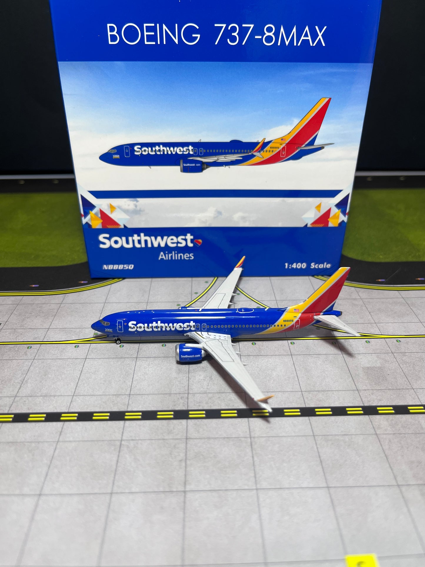 Phoenix Models 1:400 Southwest Airlines Boeing 737 MAX 8 "1000th 737" N8885Q 04571