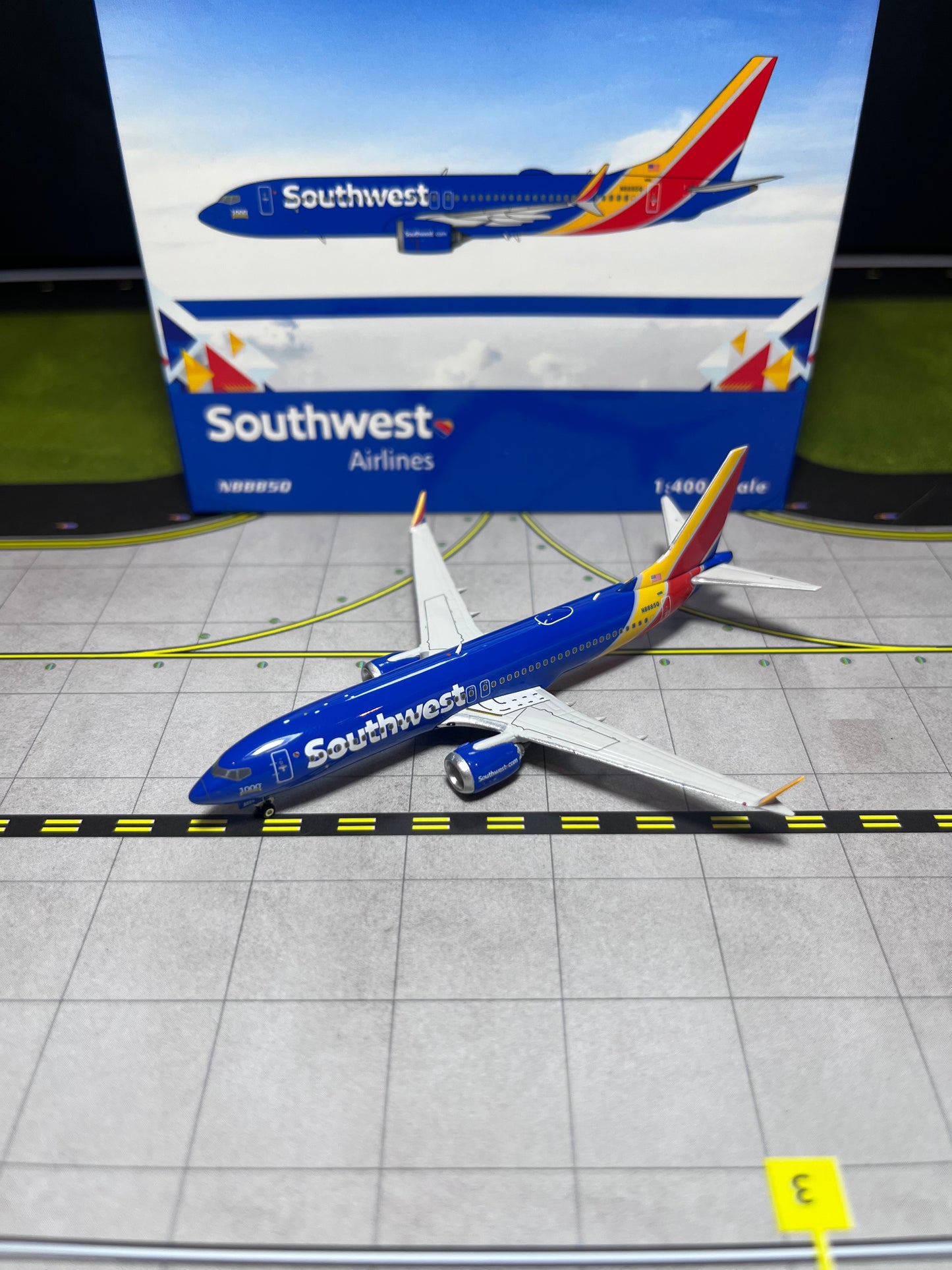Phoenix Models 1:400 Southwest Airlines Boeing 737 MAX 8 "1000th 737" N8885Q 04571
