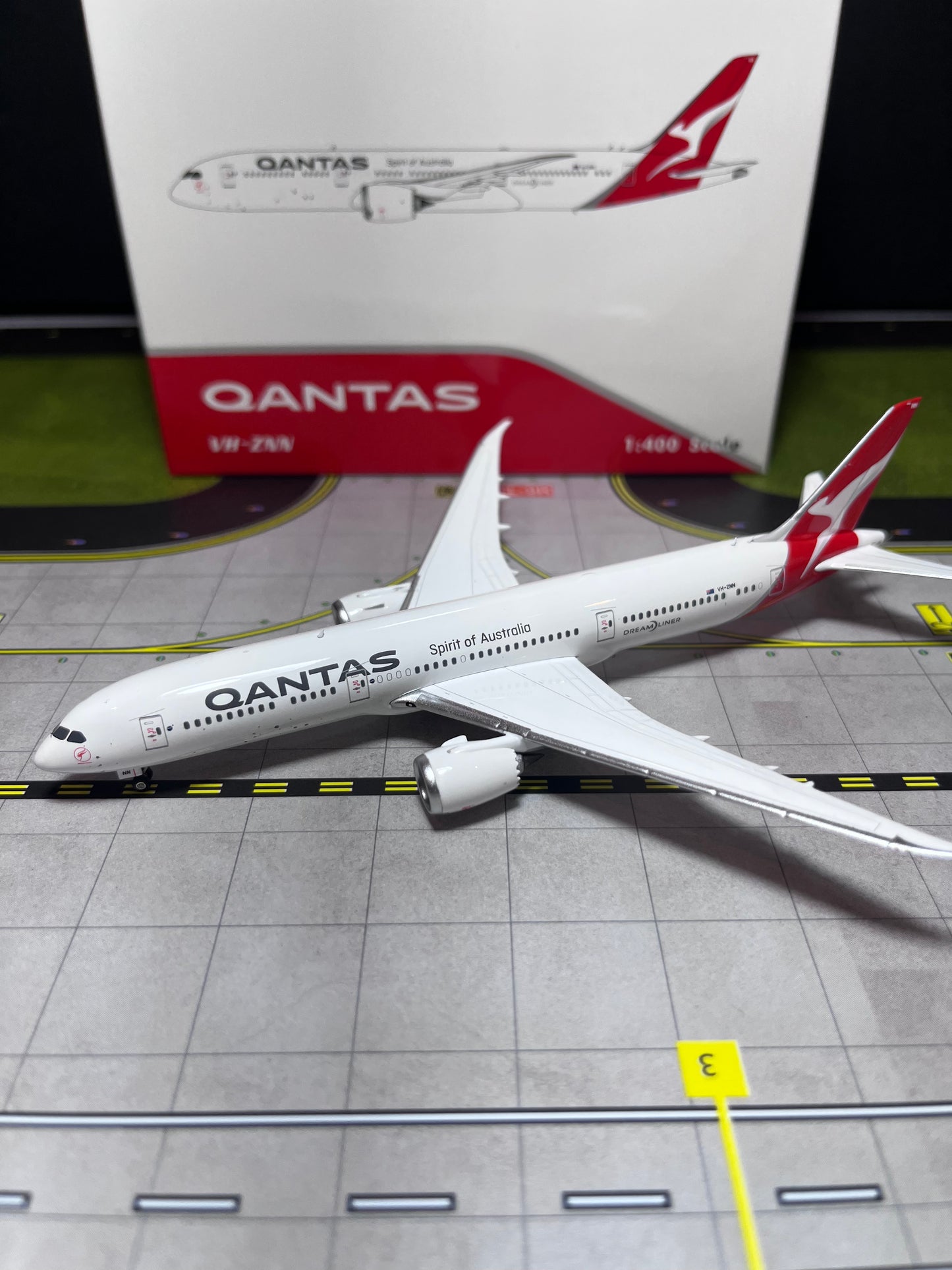 Phoenix Models 1:400 Qantas Boeing 787-9 VH-ZNN 04620