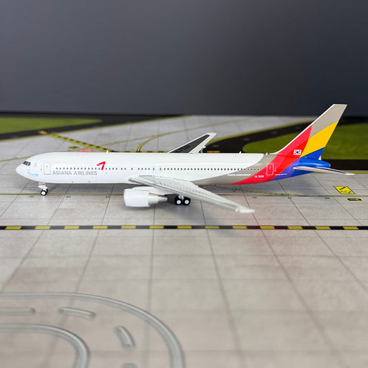 C Models 1:400 Asiana Airlines Boeing 767-300 HL7528 C0052