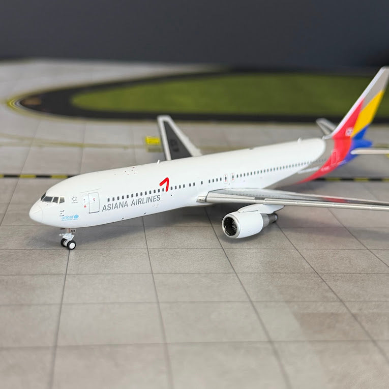 C Models 1:400 Asiana Airlines Boeing 767-300 HL7528 C0052