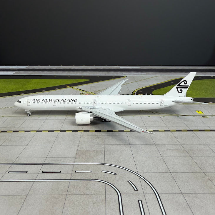 JC Wings 1:400 Air New Zealand Boeing 777-300ER ZK-OKU "All White" Flaps Down XX40646A