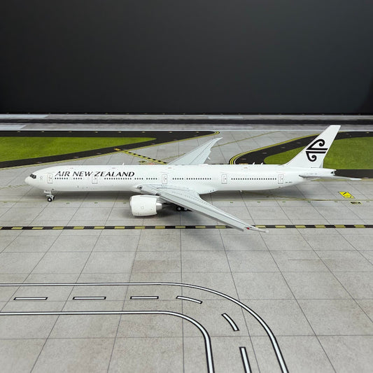 JC Wings 1:400 Air New Zealand Boeing 777-300ER ZK-OKU "All White" Flaps Down XX40646A