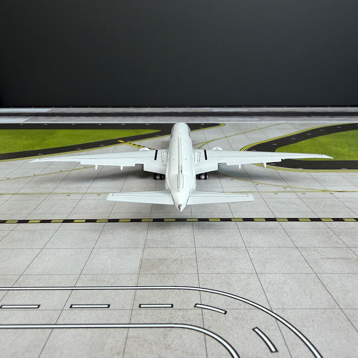 JC Wings 1:400 Air New Zealand Boeing 777-300ER ZK-OKU "All White" Flaps Down XX40646A