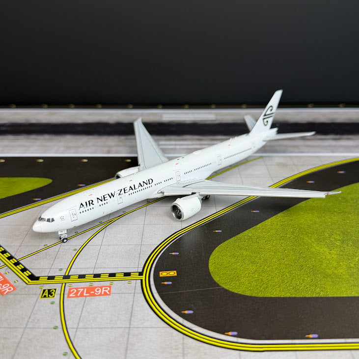 JC Wings 1:400 Air New Zealand Boeing 777-300ER ZK-OKU "All White" Flaps Down XX40646A