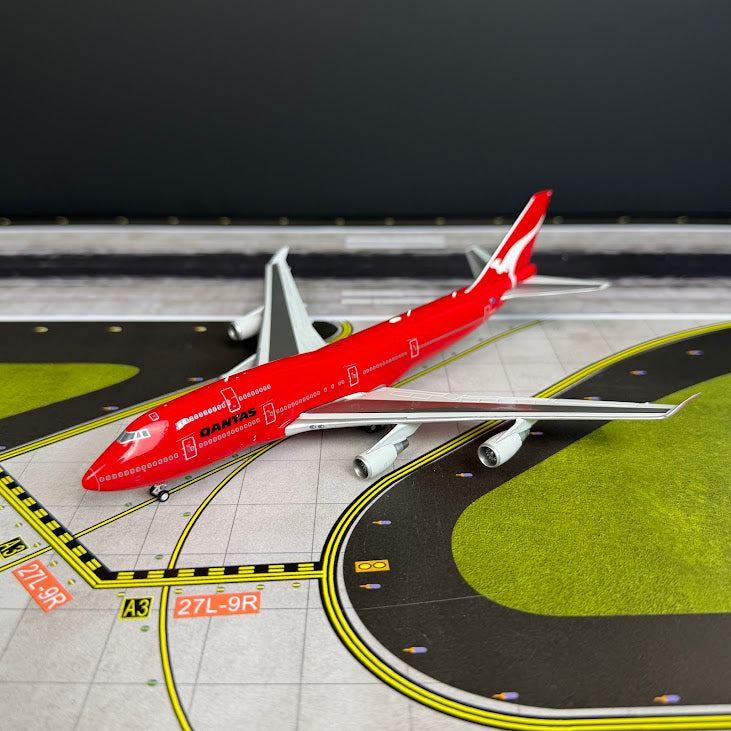 JC Wings 1:400 Qantas Boeing 747-400 VH-OEJ "All Red" XX40382