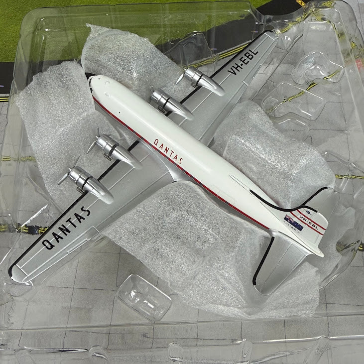Hobby Master 1:200 Qantas Douglas DC-4 VH-EBL "Hong Kong Trader"