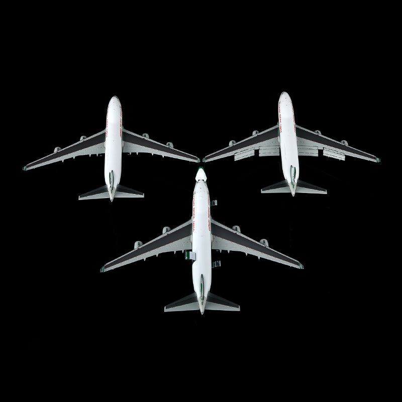 YY Wings 1:400 Cathay Pacific Boeing 747-400F VR-HUH YY74421