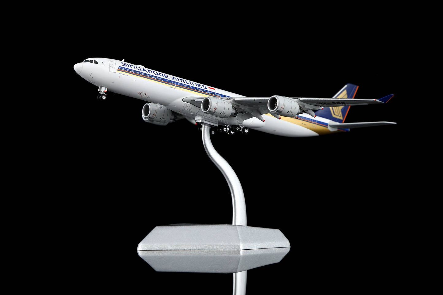 HX Models 1:400 Singapore Airlines Airbus A340-500 9V-SGC Flaps Down A530103F