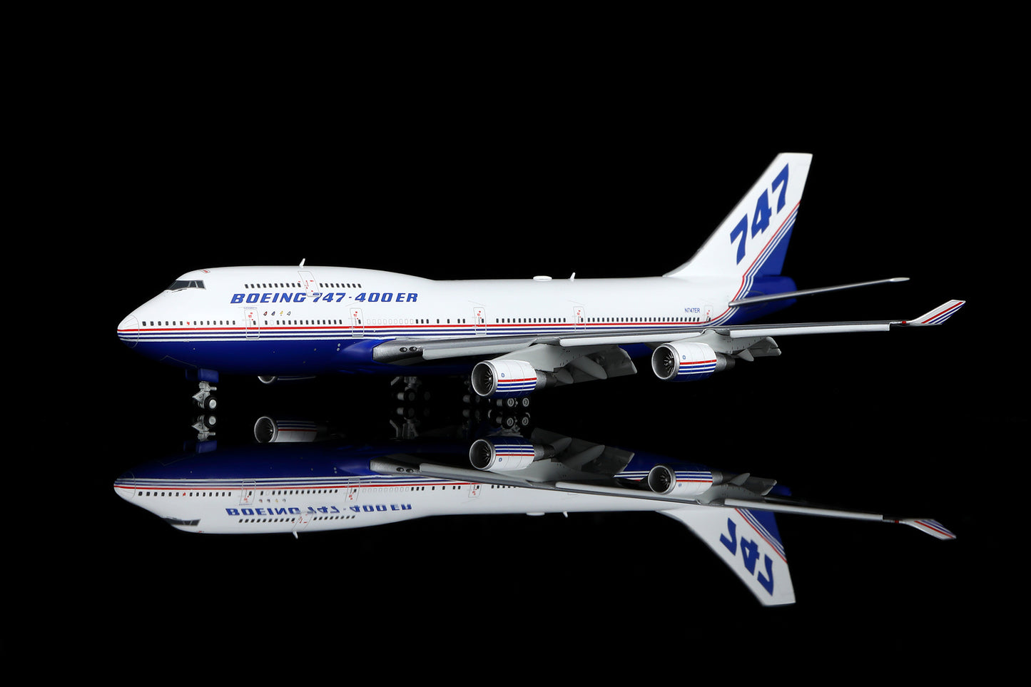 HX Models 1:400 Boeing 747-400 N747ER "House Colors" Flaps Down B611601F