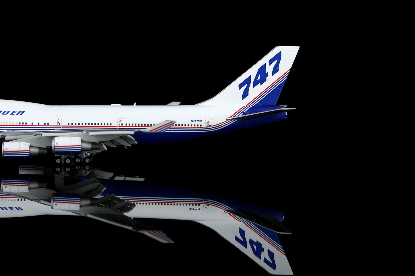 HX Models 1:400 Boeing 747-400 N747ER "House Colors" Flaps Down B611601F
