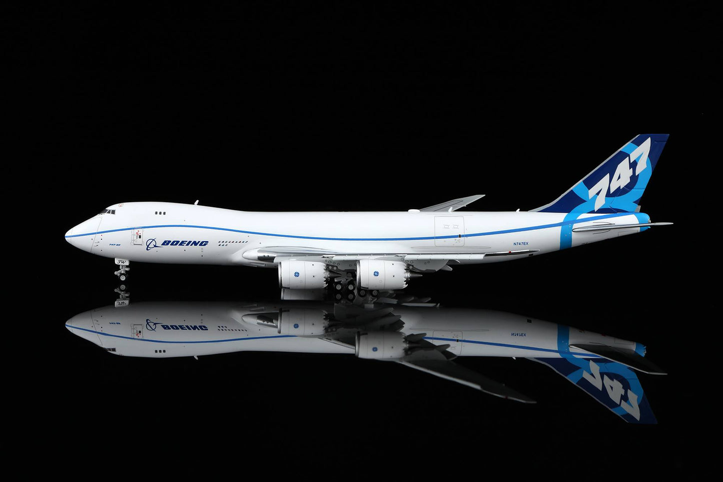 HX Models 1:400 Boeing 747-8F N747EX "Testbed Colors" Flaps Down B631004F