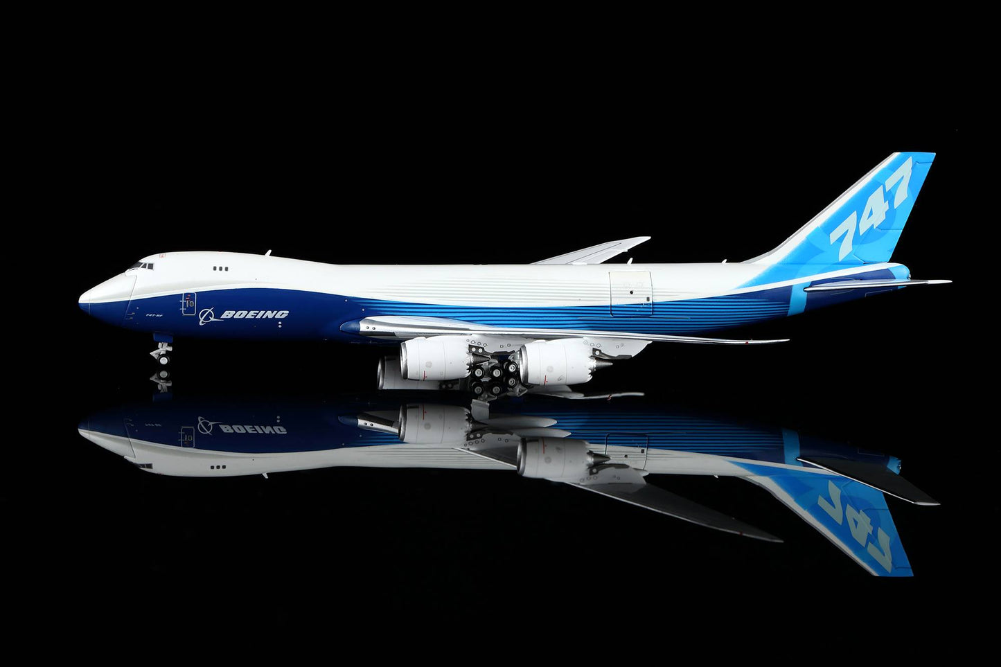 HX Models 1:400 Boeing 747-8F "House Colors" Interactive B631005C