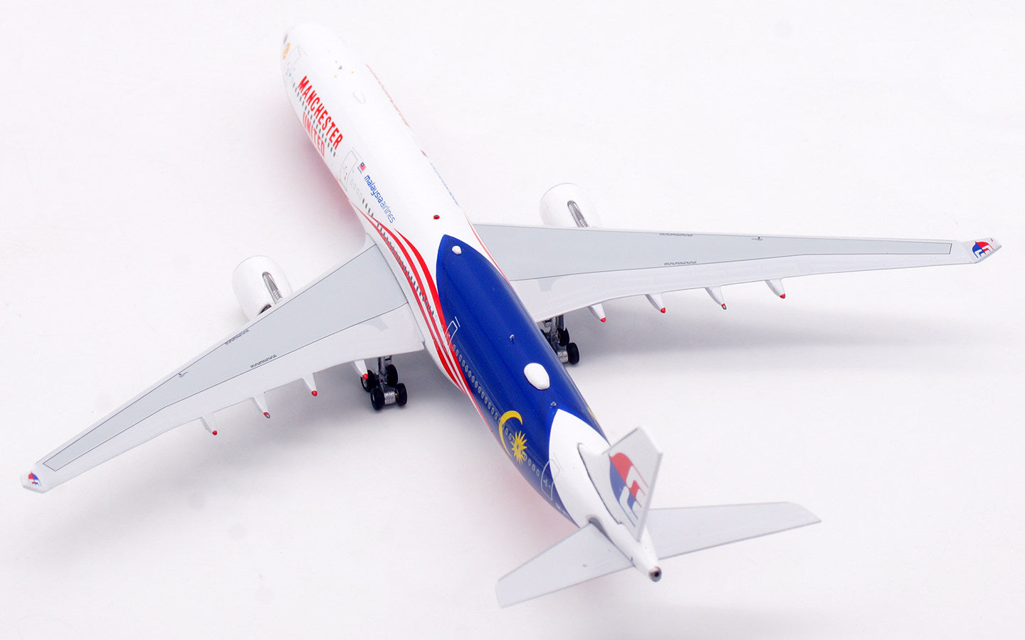 AV400 Malaysia Airlines Airbus A330-323 "Manchester United" 9M-MTL AV4352