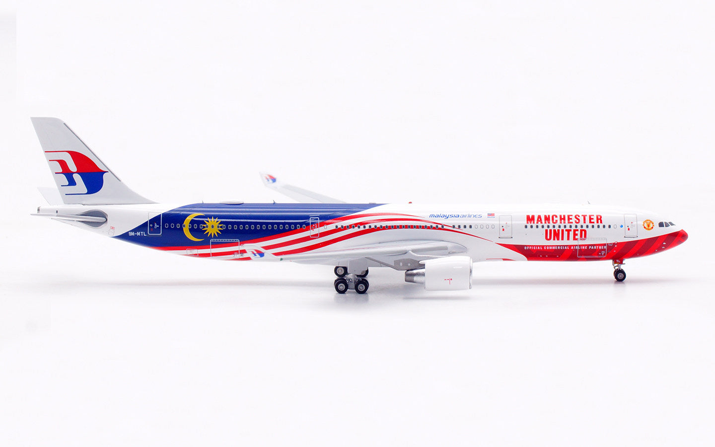 AV400 Malaysia Airlines Airbus A330-323 "Manchester United" 9M-MTL AV4352