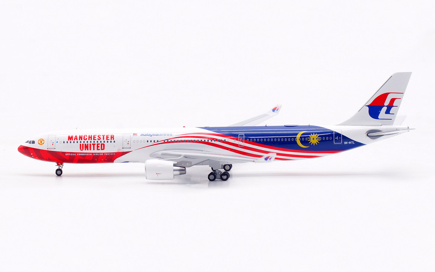 AV400 Malaysia Airlines Airbus A330-323 "Manchester United" 9M-MTL AV4352
